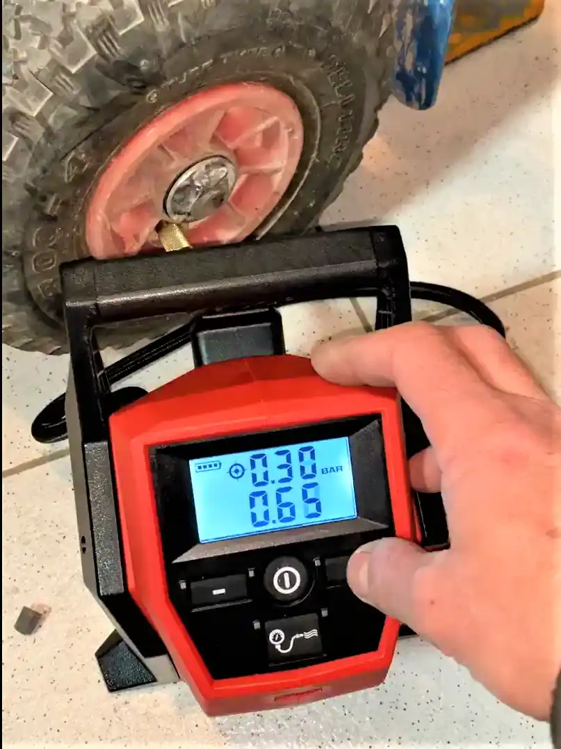 MILWAUKEE M12 Compact Inflator kit
