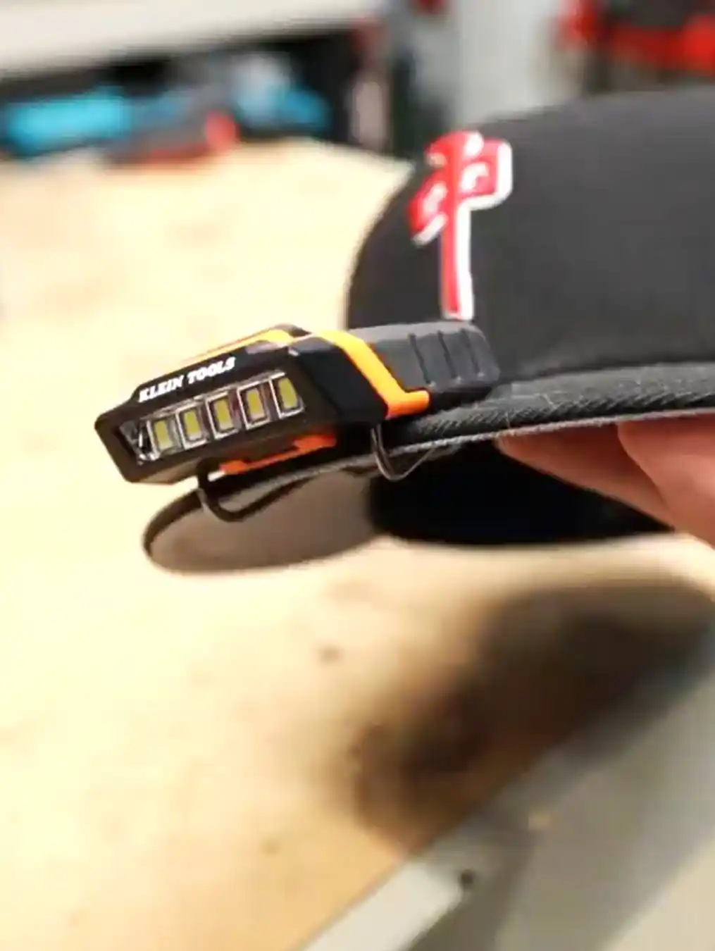 KLEIN TOOLS Cap Visor Light