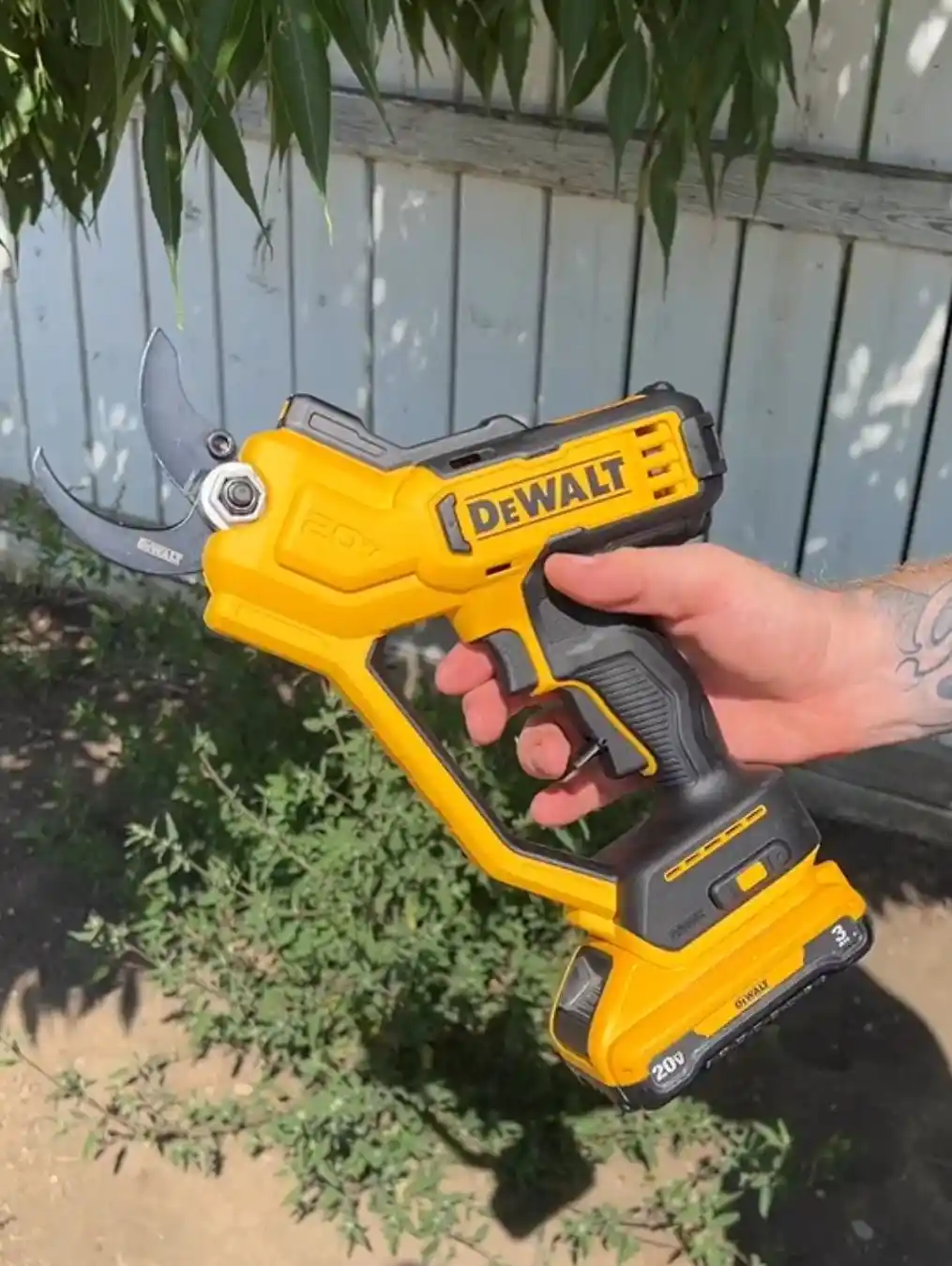 DEWALT 20V MAX Pruning Shears Garden Tool
